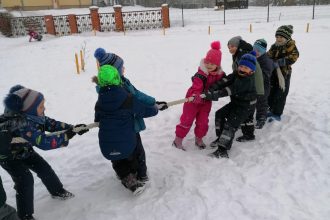 Ilūkstes PII „Zvaniņš” bērni izbauda ziemas priekus