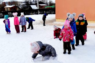 Ilūkstes PII „Zvaniņš” bērni izbauda ziemas priekus