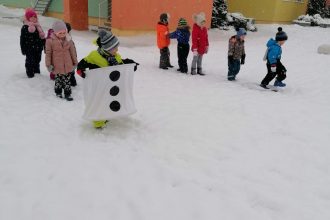 Ilūkstes PII „Zvaniņš” bērni izbauda ziemas priekus