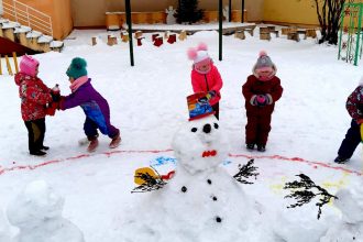 Ilūkstes PII „Zvaniņš” bērni izbauda ziemas priekus