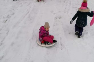 Ilūkstes PII „Zvaniņš” bērni izbauda ziemas priekus