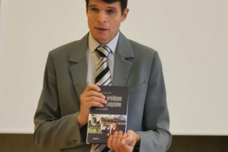 Mūsu skolas absolvents Dainis Vuškāns prezentē savu grāmatu