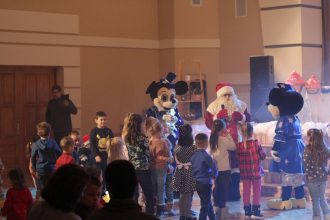 Bērnus uz Ziemassvētku pasākumu aicināja Ziemassvētku vecītis ar saviem palīgiem Minniju un Mikiju